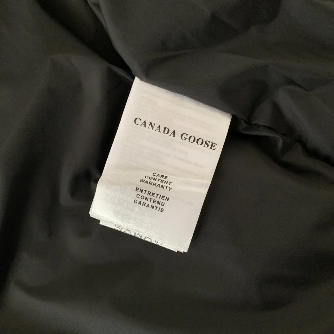 Style number: Y 138 𝑪𝒂𝒏𝒂𝒅𝒂 𝑮𝒐𝒐𝒔𝒆Canada Goose counter level! Canadagoose/Canada Goose New Arrival "2078APPSeries" down vest for men and women Material list: 1⃣ Original custom-made double plain 9500-100% nylon nylon fabric 2⃣ Original YKK zipper, non-sub-factory product 3⃣ National standard 80% white duck down from Guangzhou Inspection, (zp uses 80% white duck down/any boasts of 90% are fake) Material analysis characteristics: 1⃣ Original factory/9500-100% nylon 100% nylon Lurex yarn is actually 100% nylon, which is rarely pure now. Most of them are mixed with cotton thread or polyester. Our top original version is developed in accordance with ZP and uses the same material. 2⃣ As we all know, the original version uses 80% white duck down. The fill power refers to the cubic inches of volume occupied by each ounce (30 grams) of down under certain conditions. If the space occupied by one ounce of down is cubic inches, the fill power of the down is called . So we can simply understand it as: fill power is the volume of down, and the volume of down is fill power. The higher the fill power of down, it means that under the same filling amount, down can fix a larger volume of air layer to keep warm and insulate, so the warmth retention of down is better. Size:XS-2XL Color: Navy Blue Beige Gray Black Red Label Black Black Label